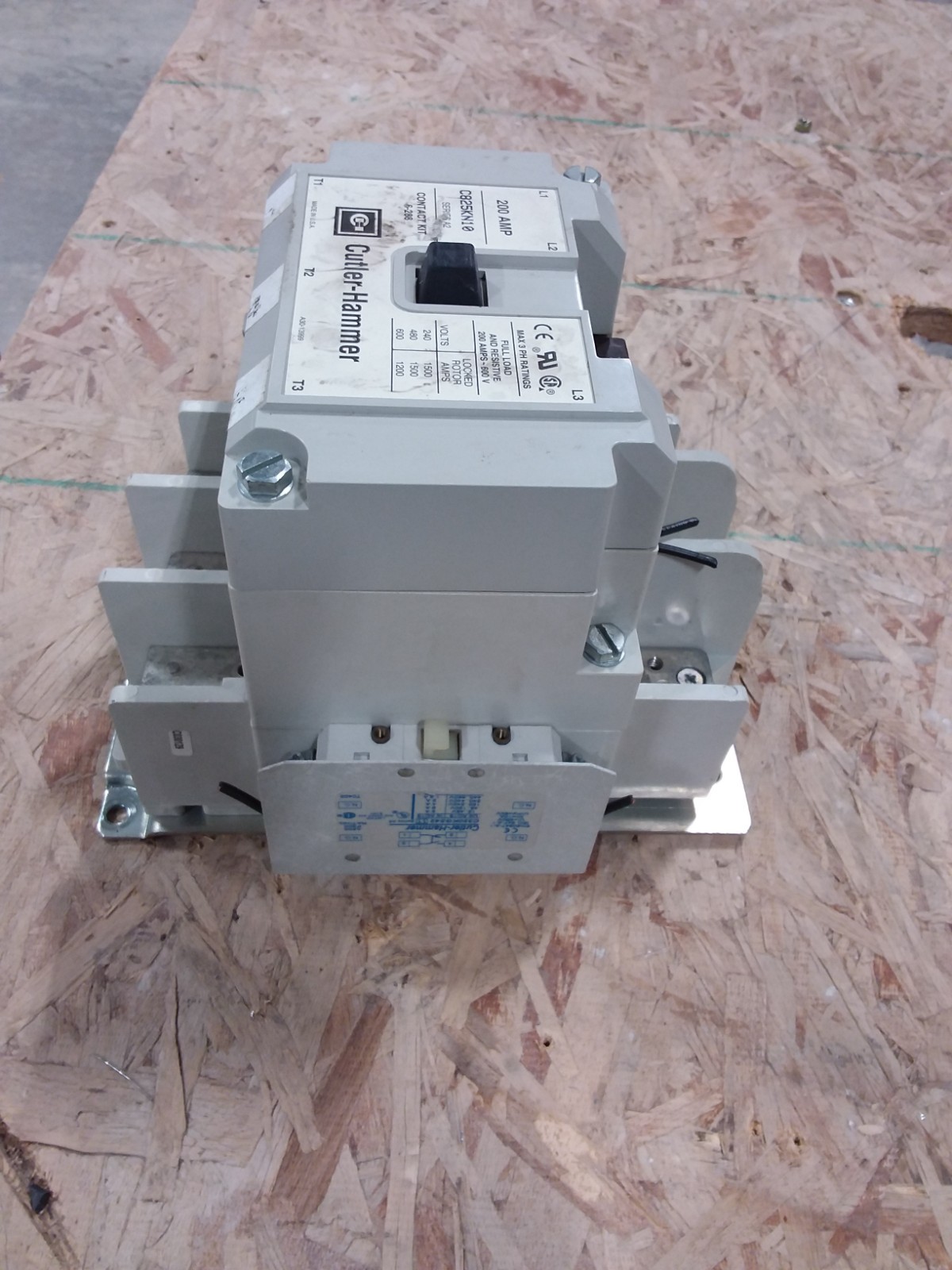 Cutler Hammer C825KN10 200 Amp 600V 3 Pole 120 Volt Coil Contactor