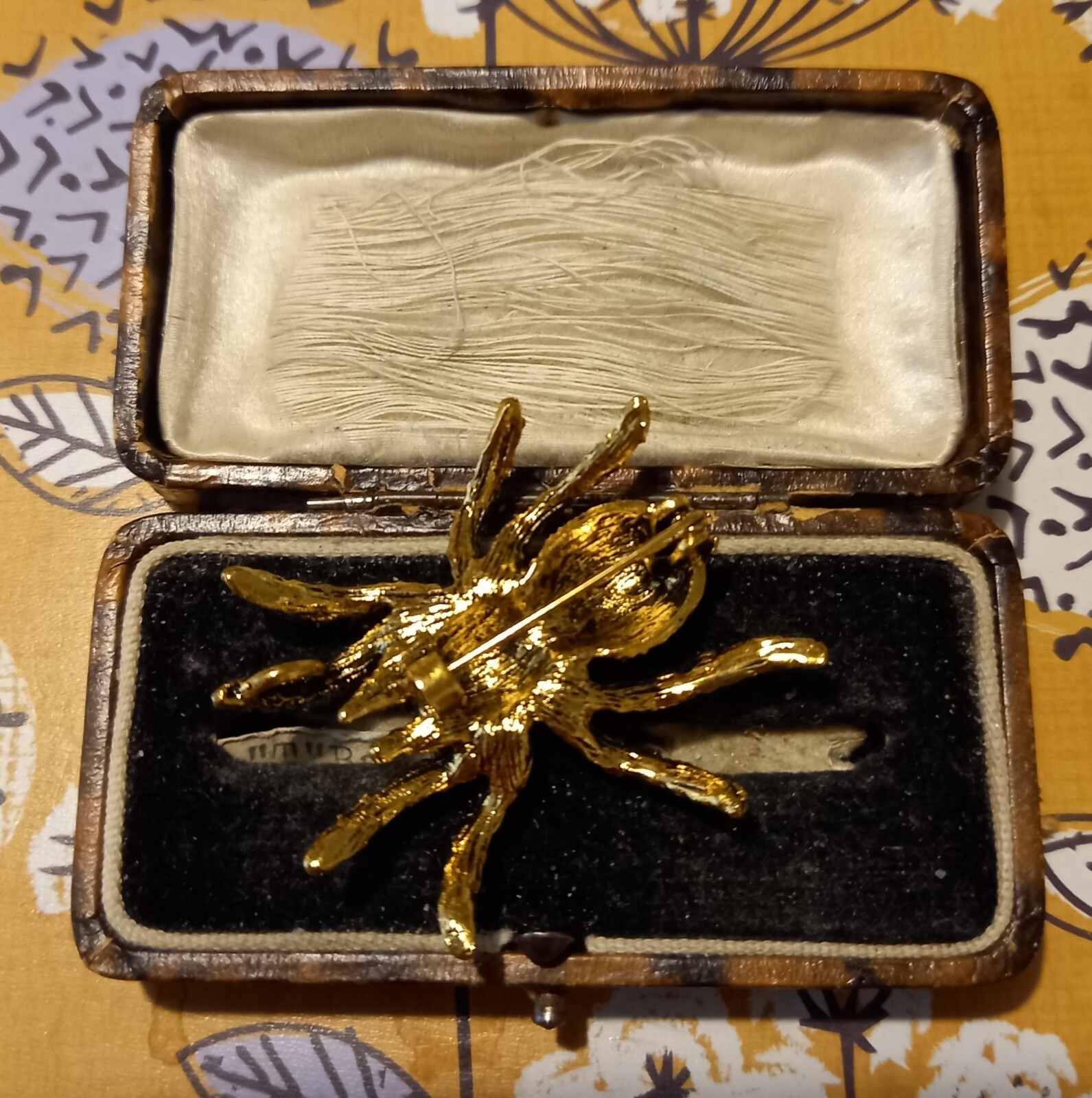 VINTAGE STYLE SPIDER BROOCH CRYSTAL RHINESTONE OPALESCENT BEIGE BODY SPARKLY