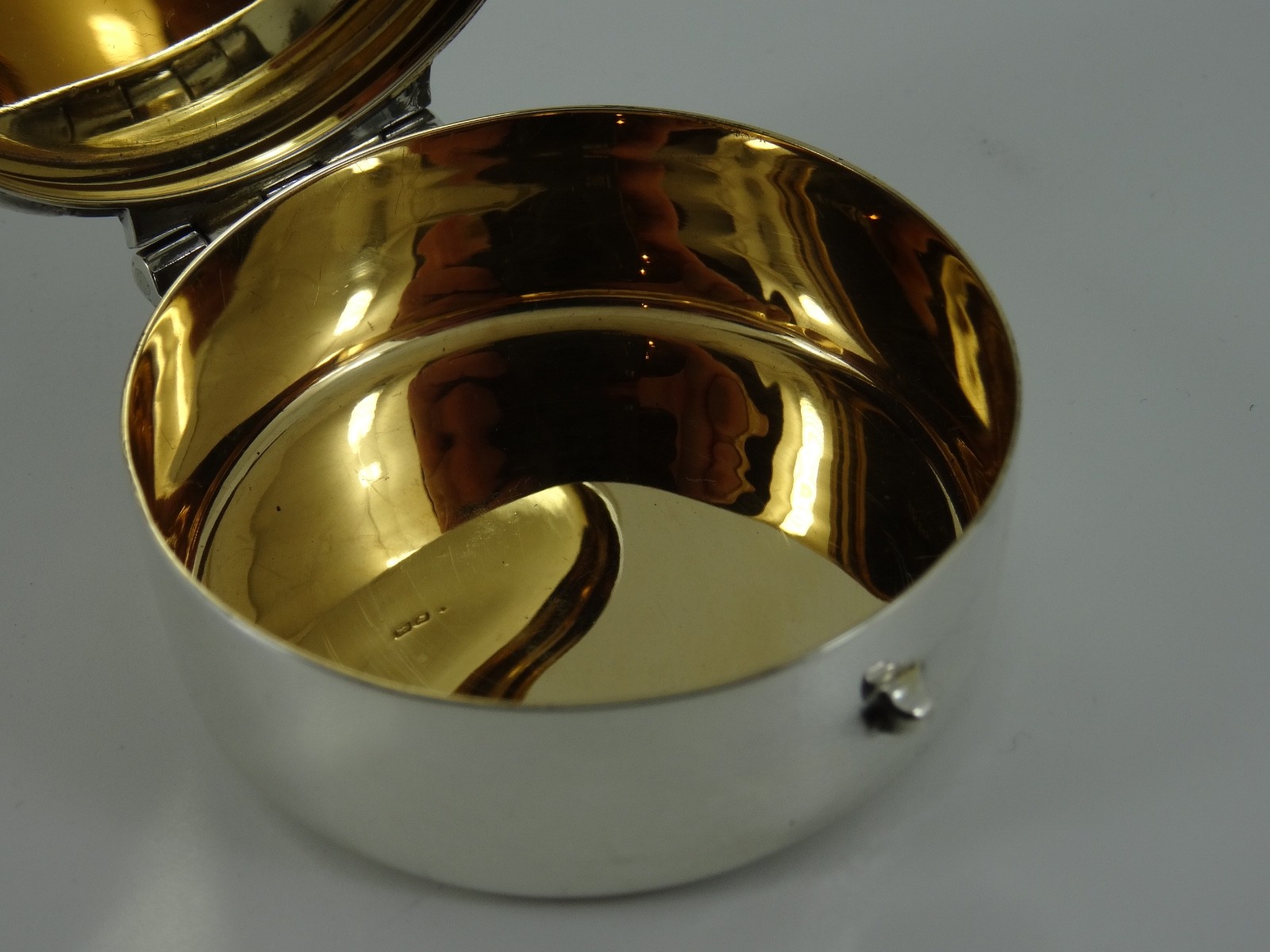 LOVELY EDWARDIAN SOLID STERLING SILVER COMMUNION WAFER BREAD PYX BOX LONDON 1906