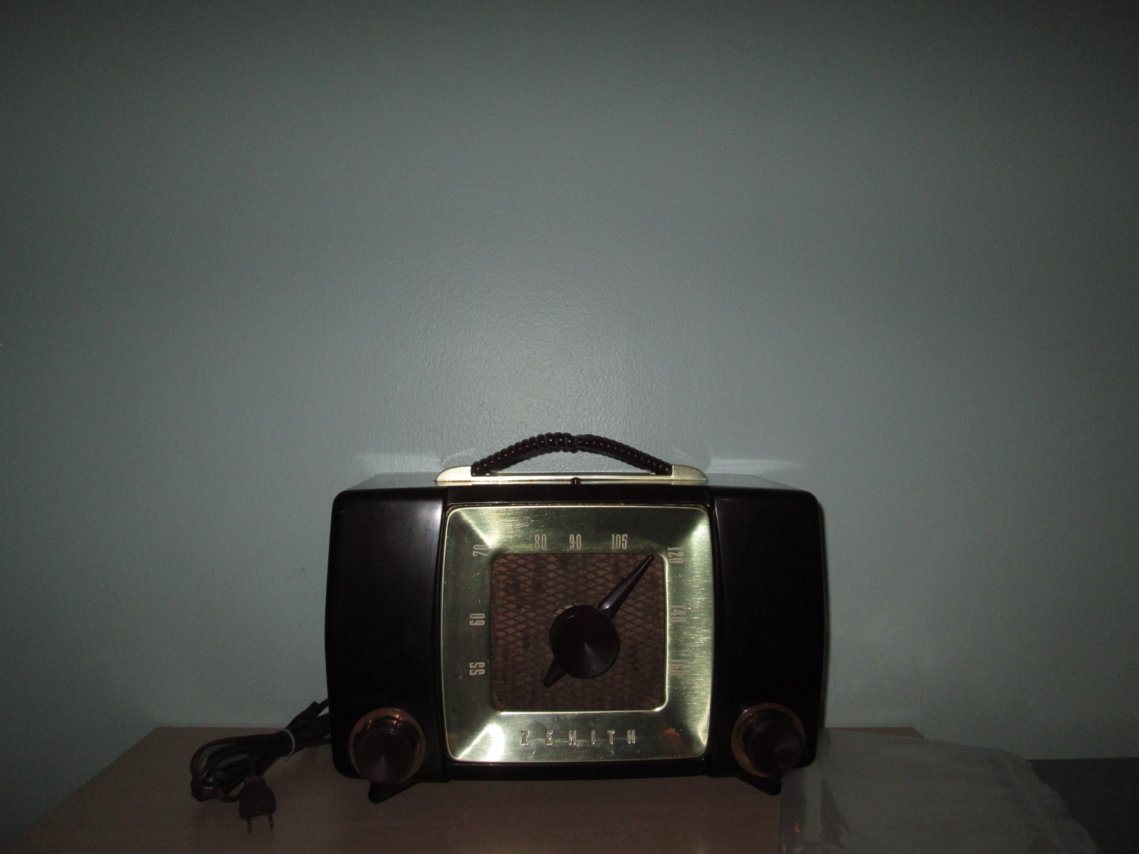 Zenith H-615  AM 6 Tube Bakelite Gold Trim Radio 1951 Vintage