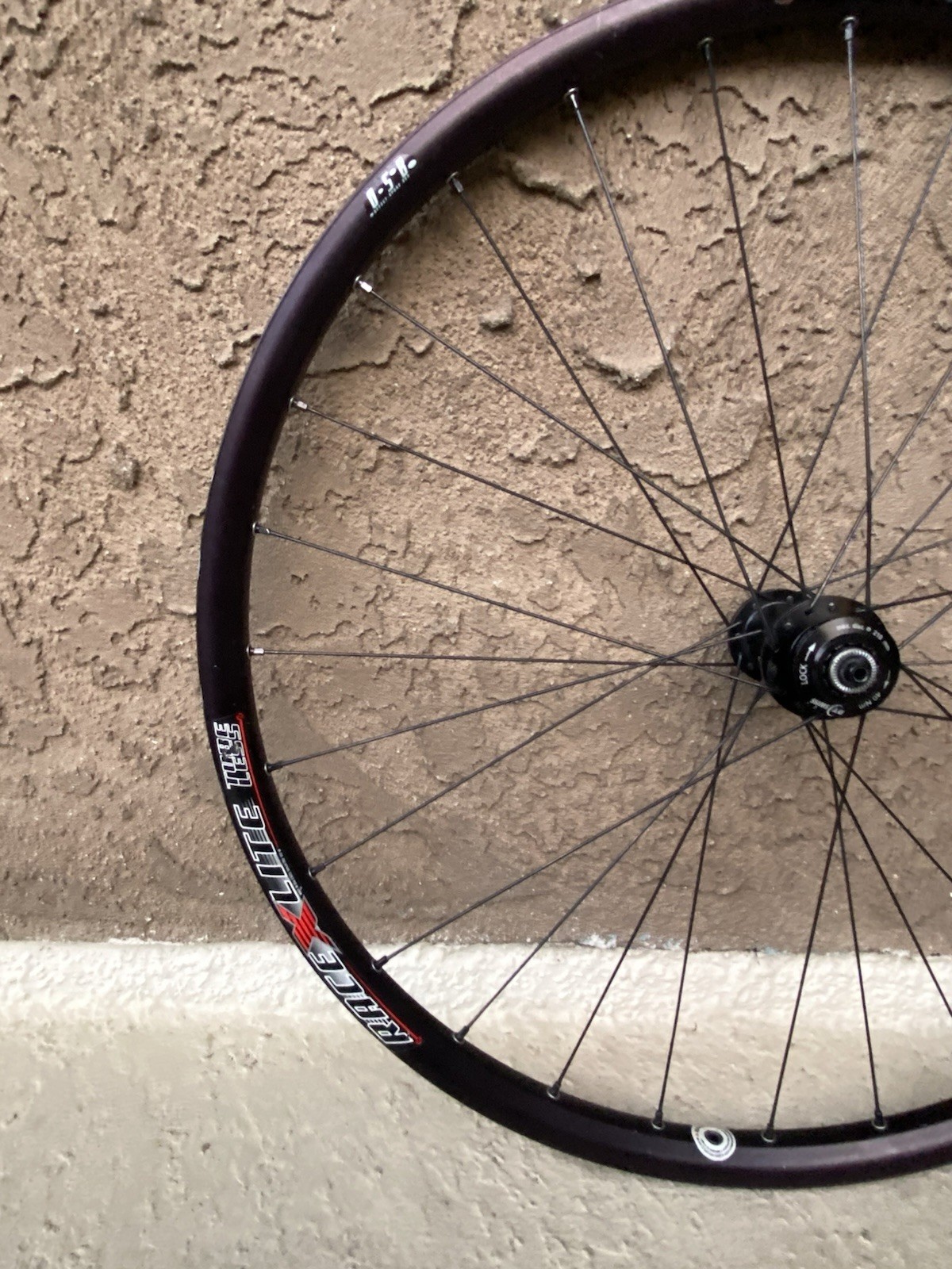 Black Bontrager Race X Lite Tubeless F100/R135mmQR 26” Centerlock Disc Wheelset