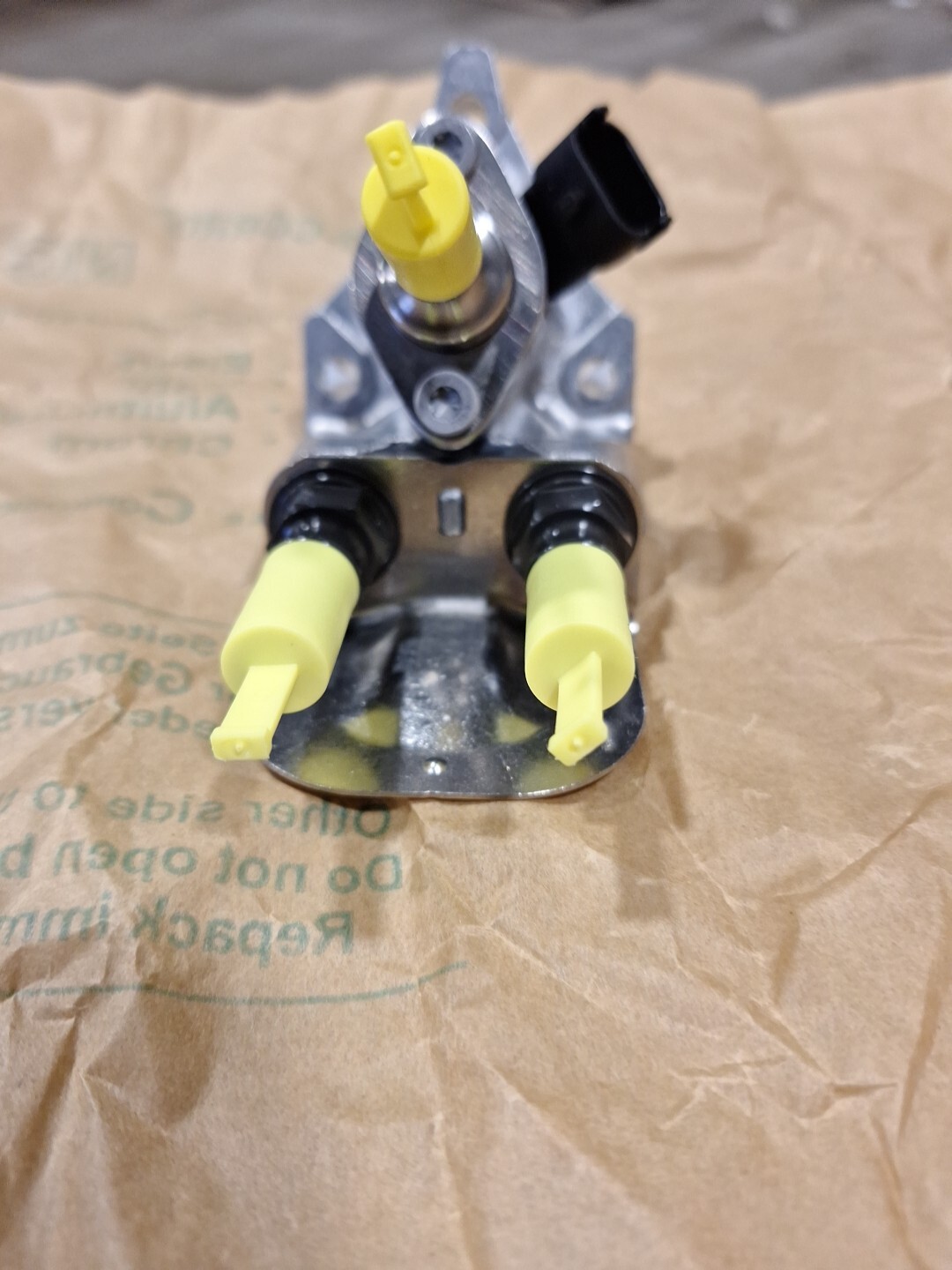 Paccar 1819798 PE.   OEM doser injector - NEW - Cummins