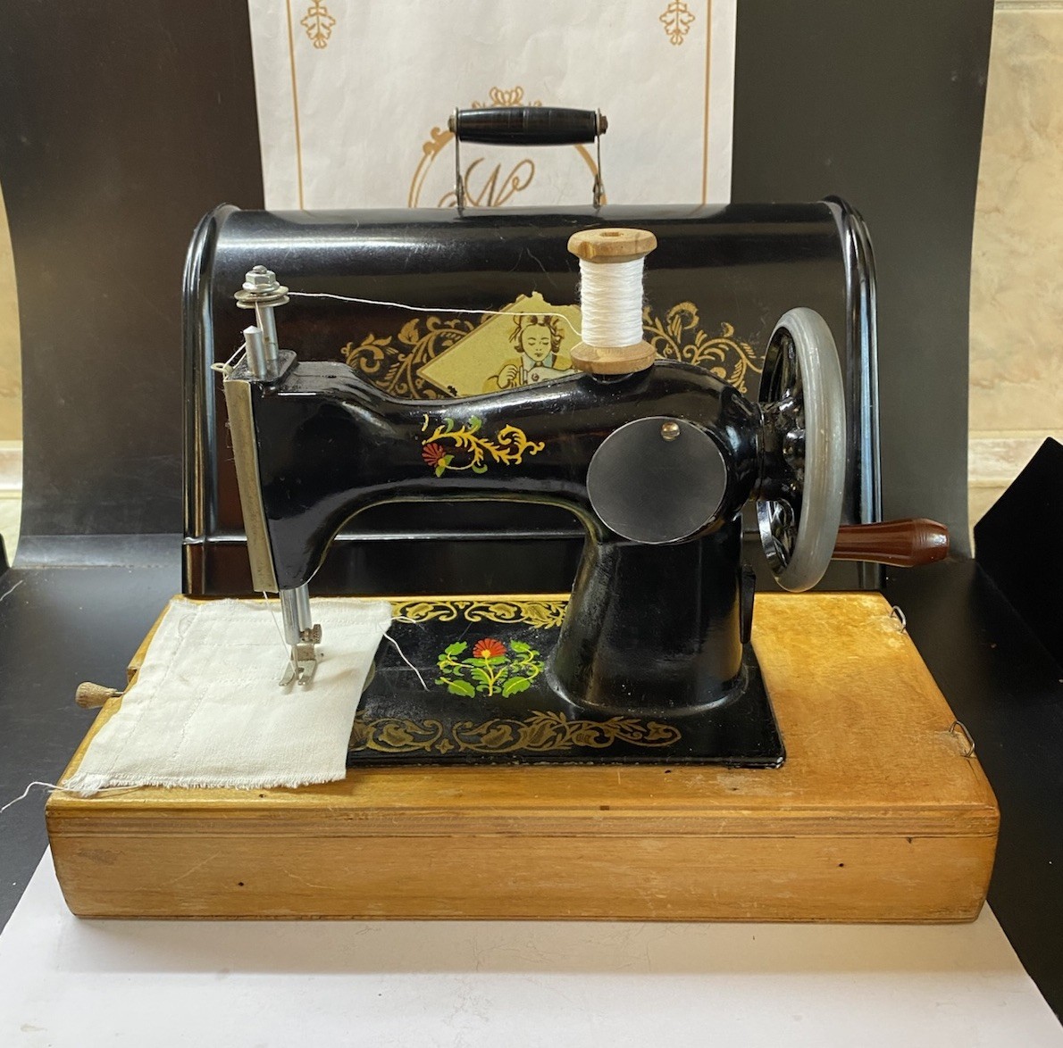 VINTAGE Original Children Toy Mini Sewing Machine In The Bakelite Case Working