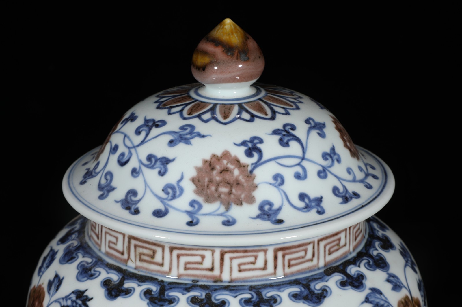 An Iron Red Blue & White Porcelain Jar with lid. 'xuanDe' mark