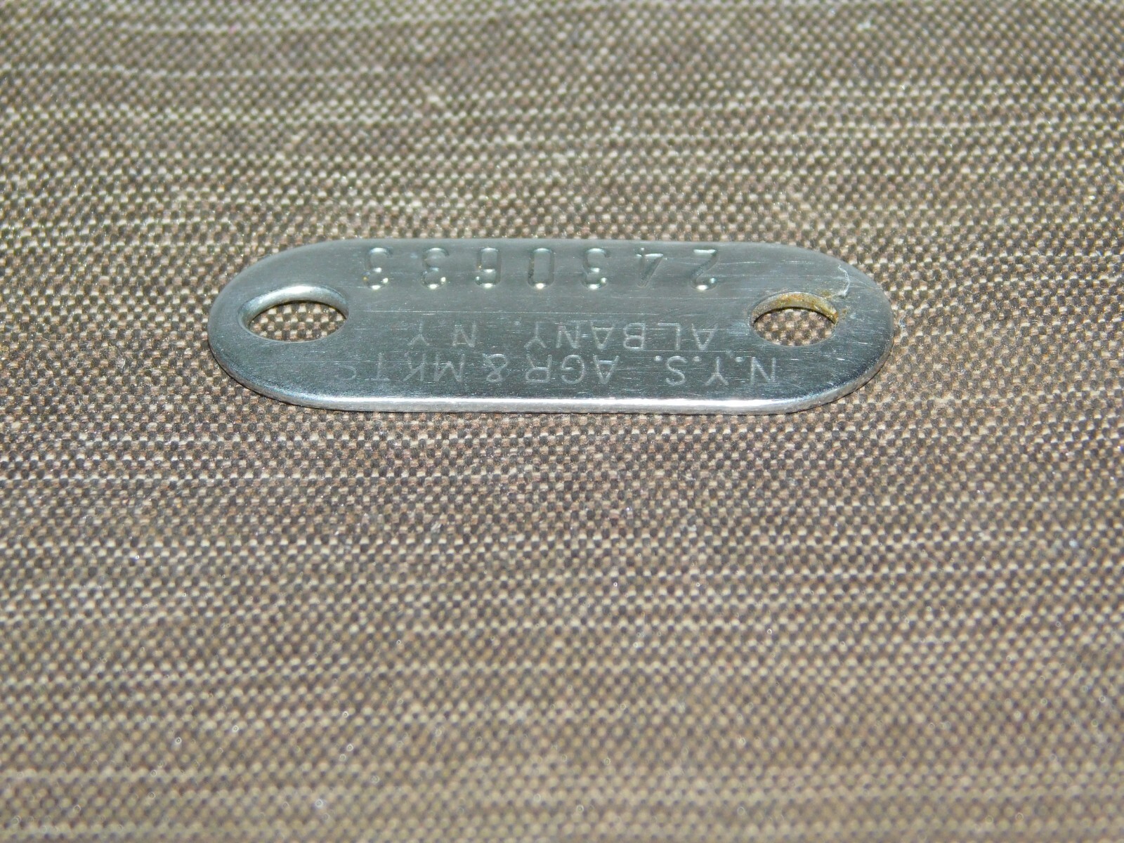 VINTAGE 1 1/2" ACROSS N.Y.S. AGR & MKTS ALBANY NY METAL ANIMAL TAG