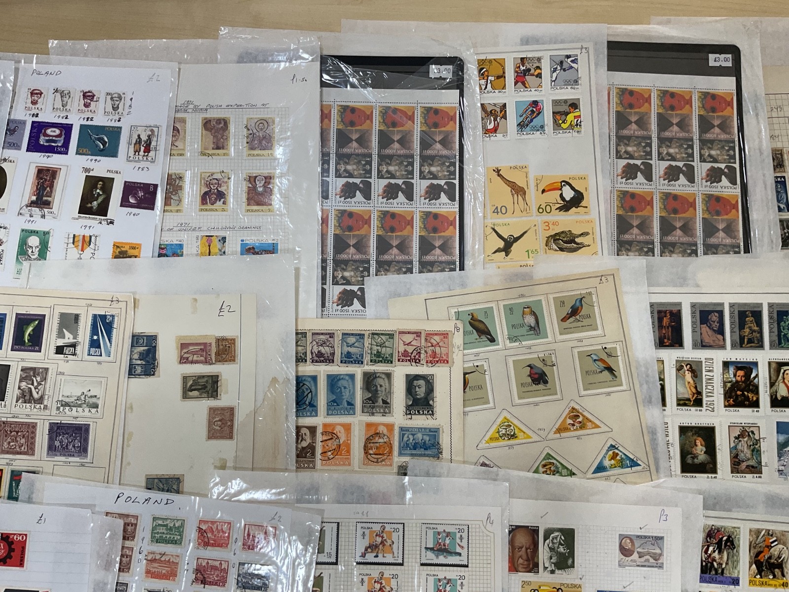 Poland stamps. Ex dealer leaves. Mint/Used. Vintage to modern 1.8kg G118