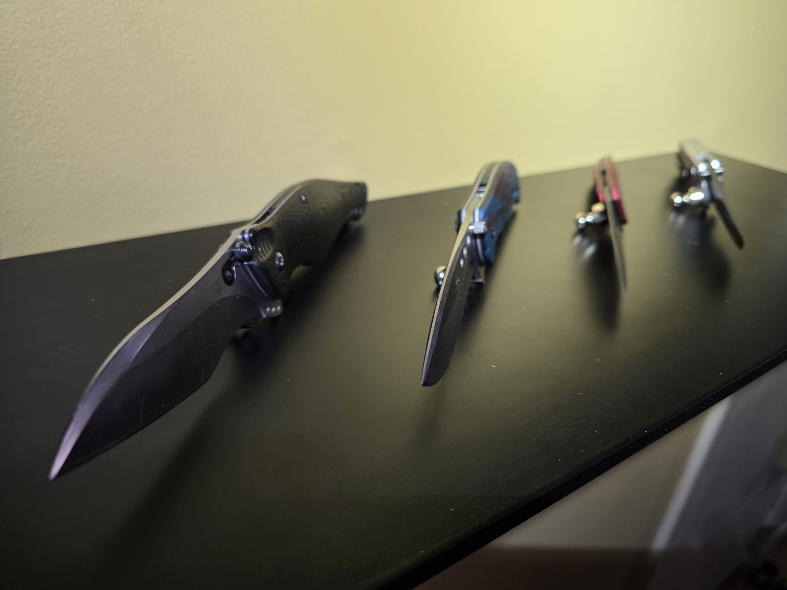 20 Knife Display Stands. It a Magnetic Kickstand for your knives to display them