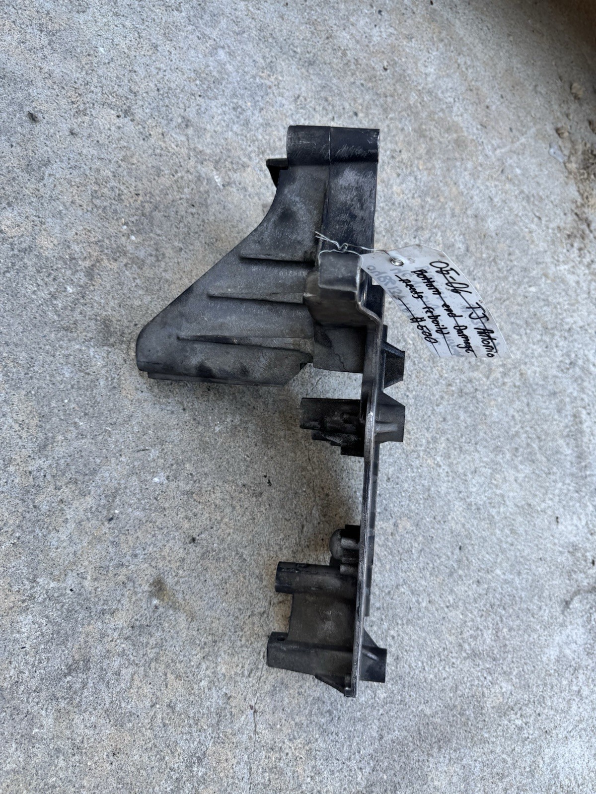 Jeep Wrangler 2.4L 4cyl Engine Alternator Bracket 04861371AA