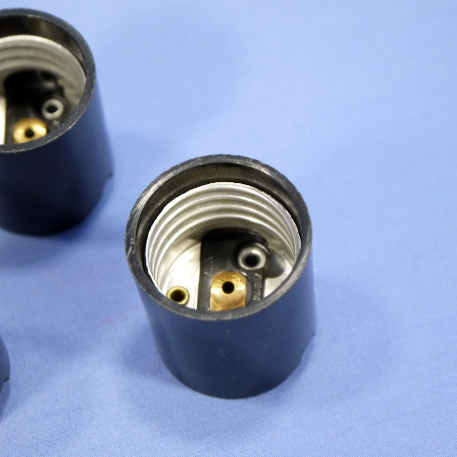 Leviton 3352-F Phenolic Lampholder Light Sockets Bracket Mount Medium Base 20pcs