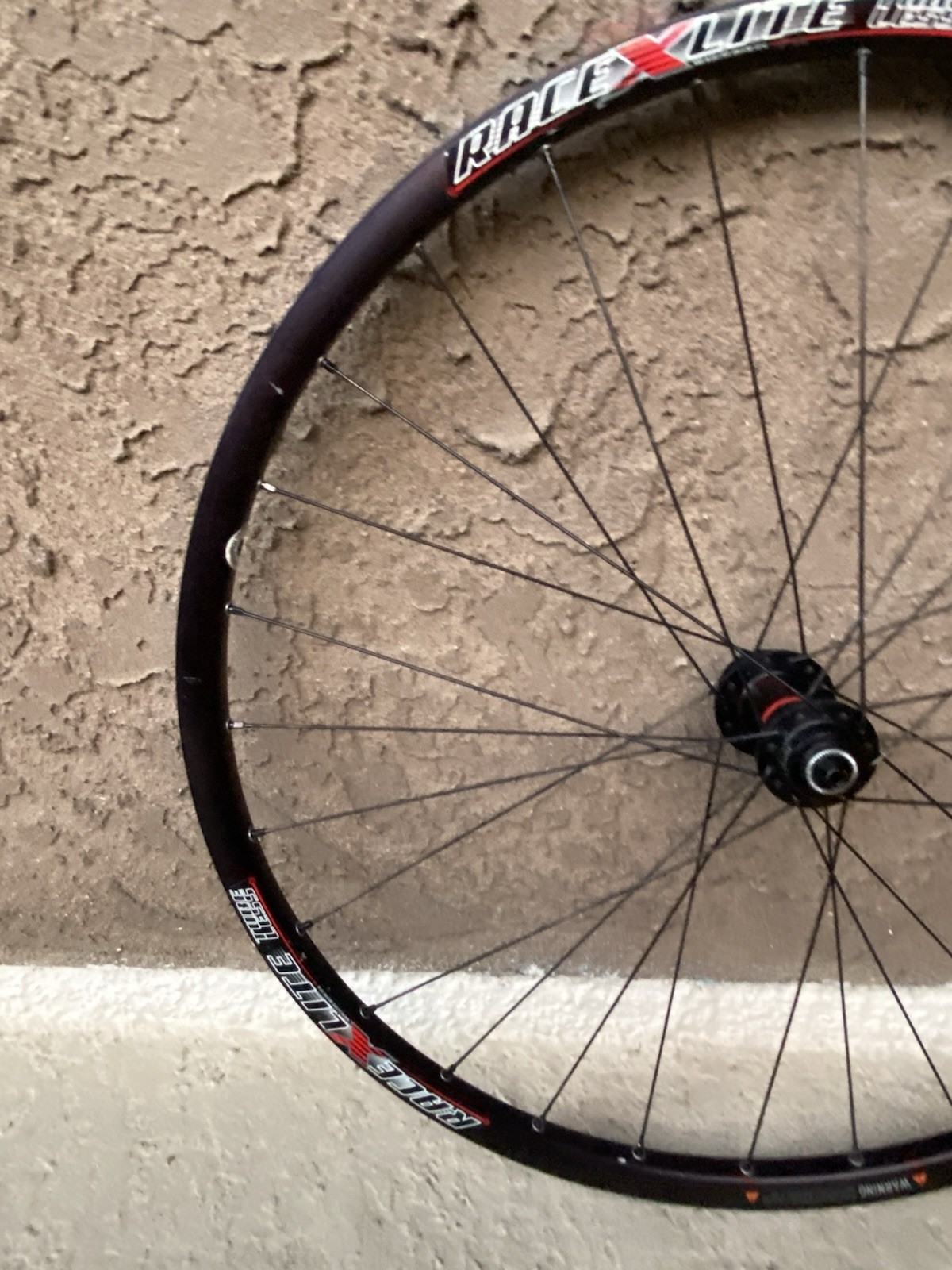 Black Bontrager Race X Lite Tubeless F100/R135mmQR 26” Centerlock Disc Wheelset