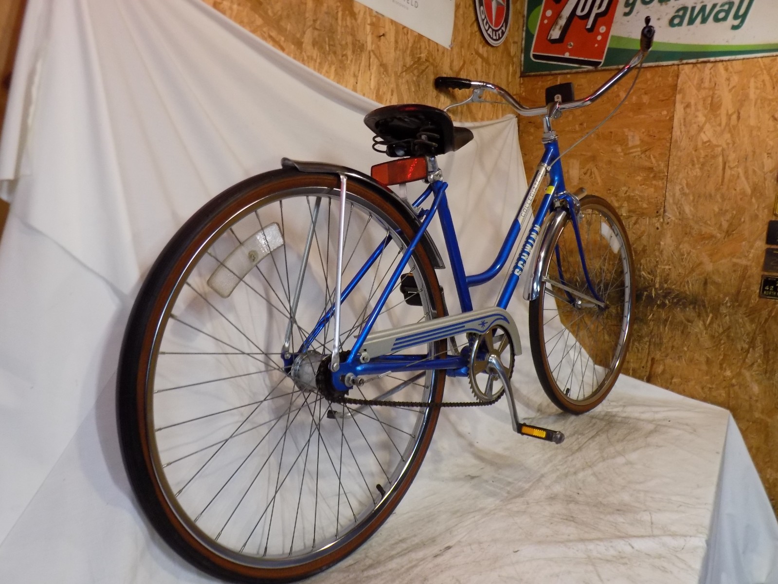 1980 SCHWINN COLLEGIATE LADIES 3-SPEED ROAD CRUISER BIKE BREEZE HOLLYWOOD RACER