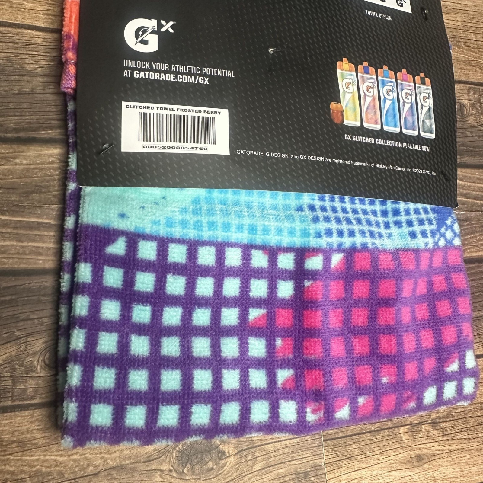 Gatorade Sports Towel Glitched Collection Size 16" x 25" NWT (Frosted Berry)