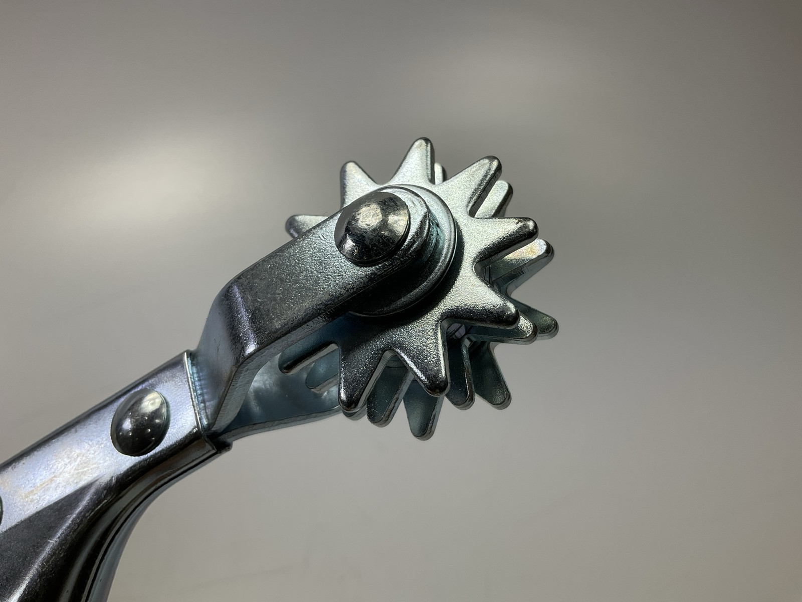 Sm Arnold V1 Pistol-grip Tool, With Rotating Spurs, Easy Cleaning Buffing Pads