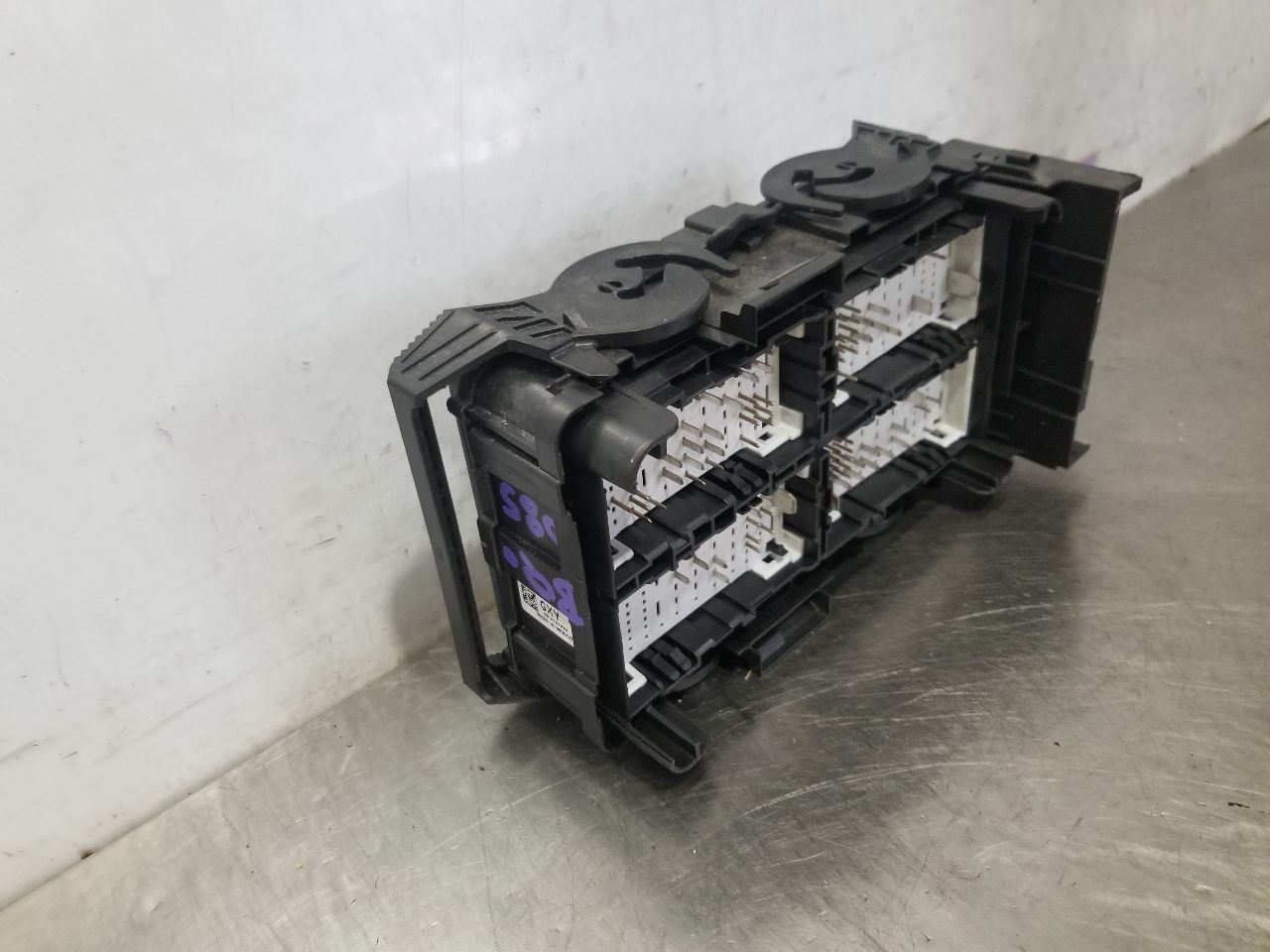 25 CHEVY MALIBU RS FUSE BOX 1.5L ENGINE 42830286