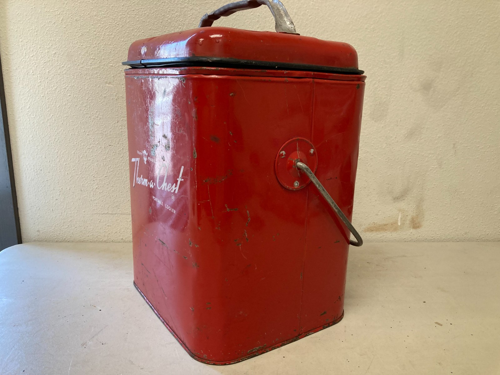 FANTASTIC RED 1950s KNAPP MONARCH Therm-a-Chest PORTABLE COOLER