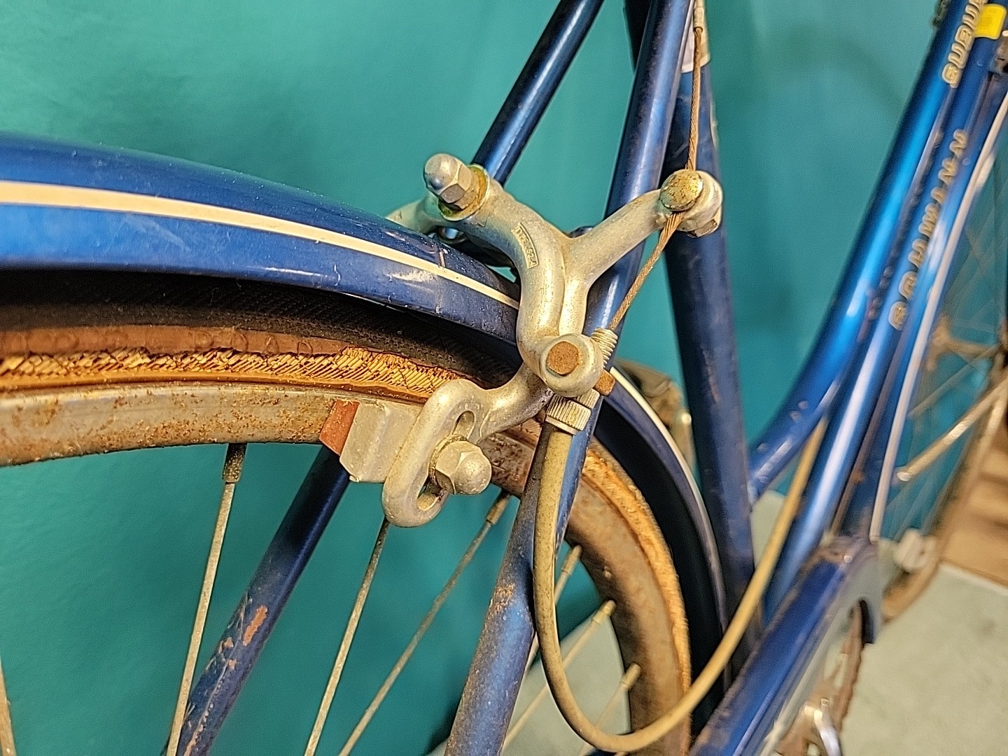 April 1977 Schwinn Suburban Complete Bicycle. Bike Rolls Smooth. Tires Dry Rot