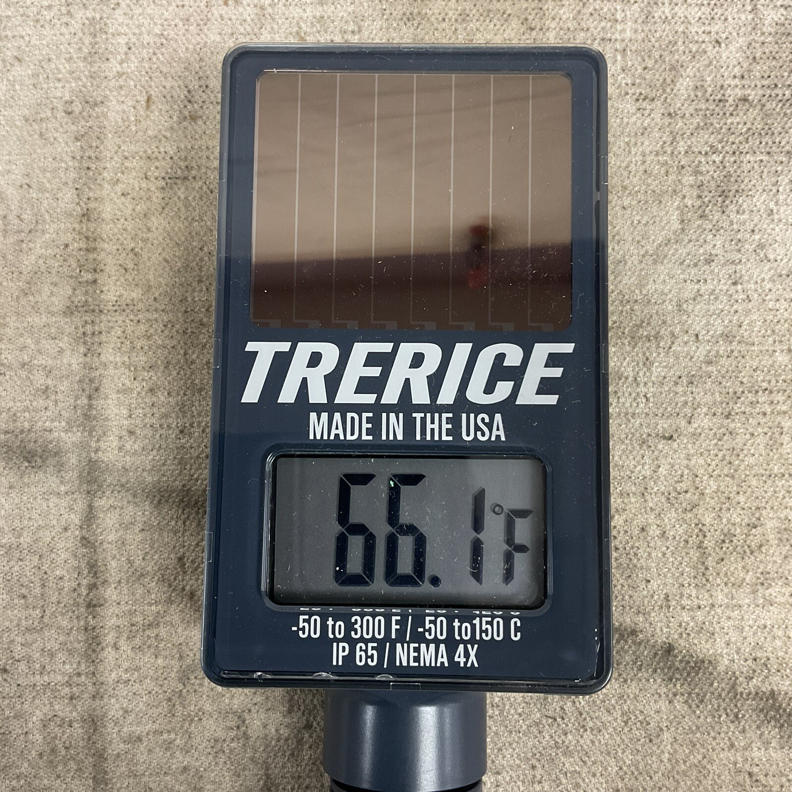 TRERICE SX9560405 Digital Solar-Powered Thermometer -40˚ to 300˚F/-40˚ to 150˚C