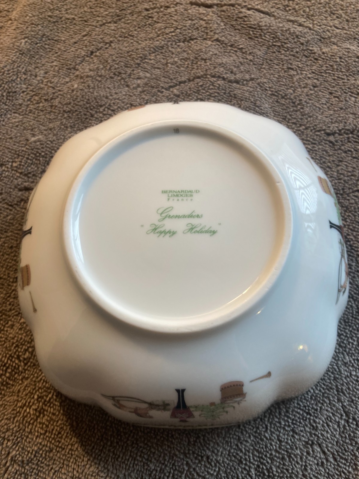 EXCELLENT BERNARDAUD GRENADIERS HAPPY HOLIDAY 6 3/4" LOBED SERVING BOWL