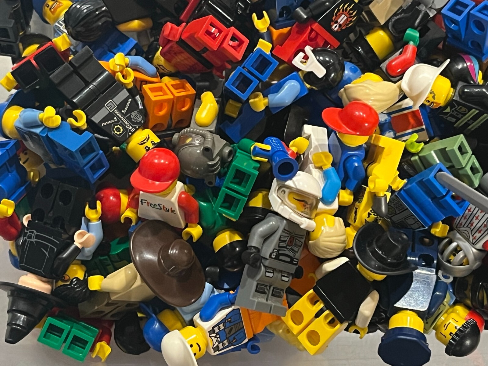 LEGO MINIFIGURES BULK LOT OF 10 TOWN CASTLE CITY SPACE + 30 FREE ACCESSORIES