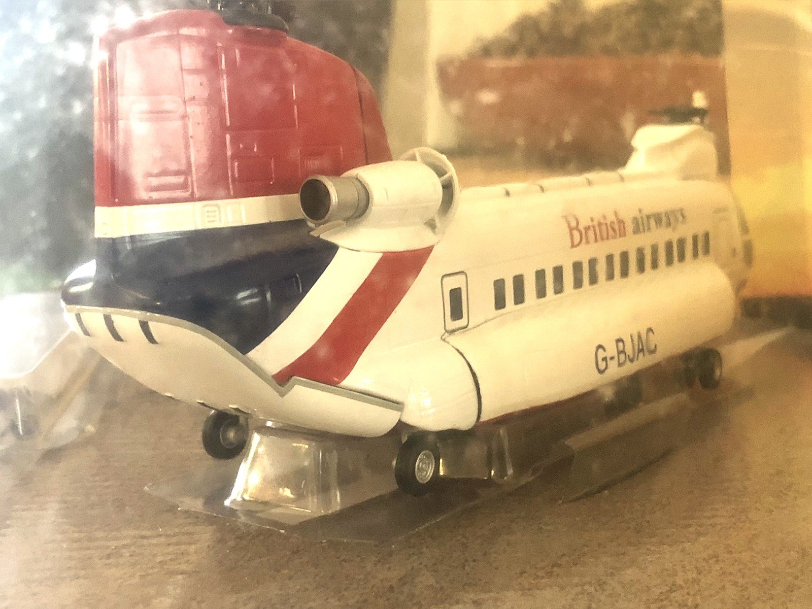 Corgi AA34207 Boeing-Vertol BV-234L Chinook British Airways Helicopters 1982