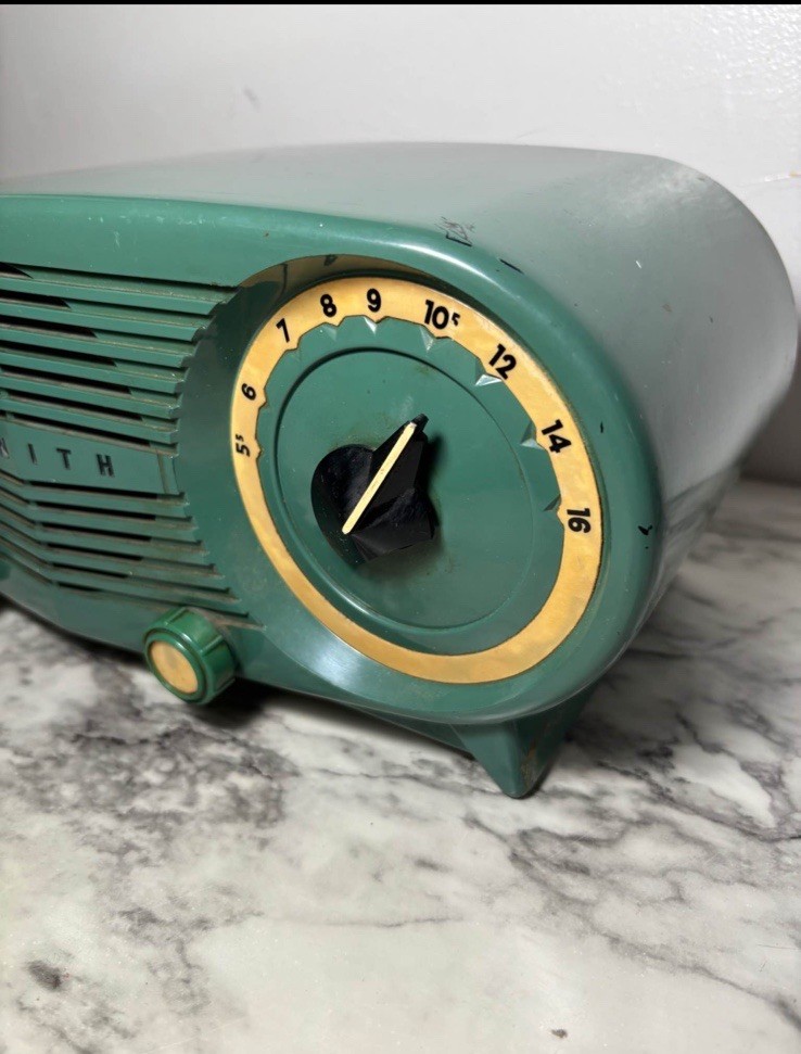 1952 Zenith J-616W The Owl Eyes Telechron Clock 6 Tube AM Radio Green & Yellow