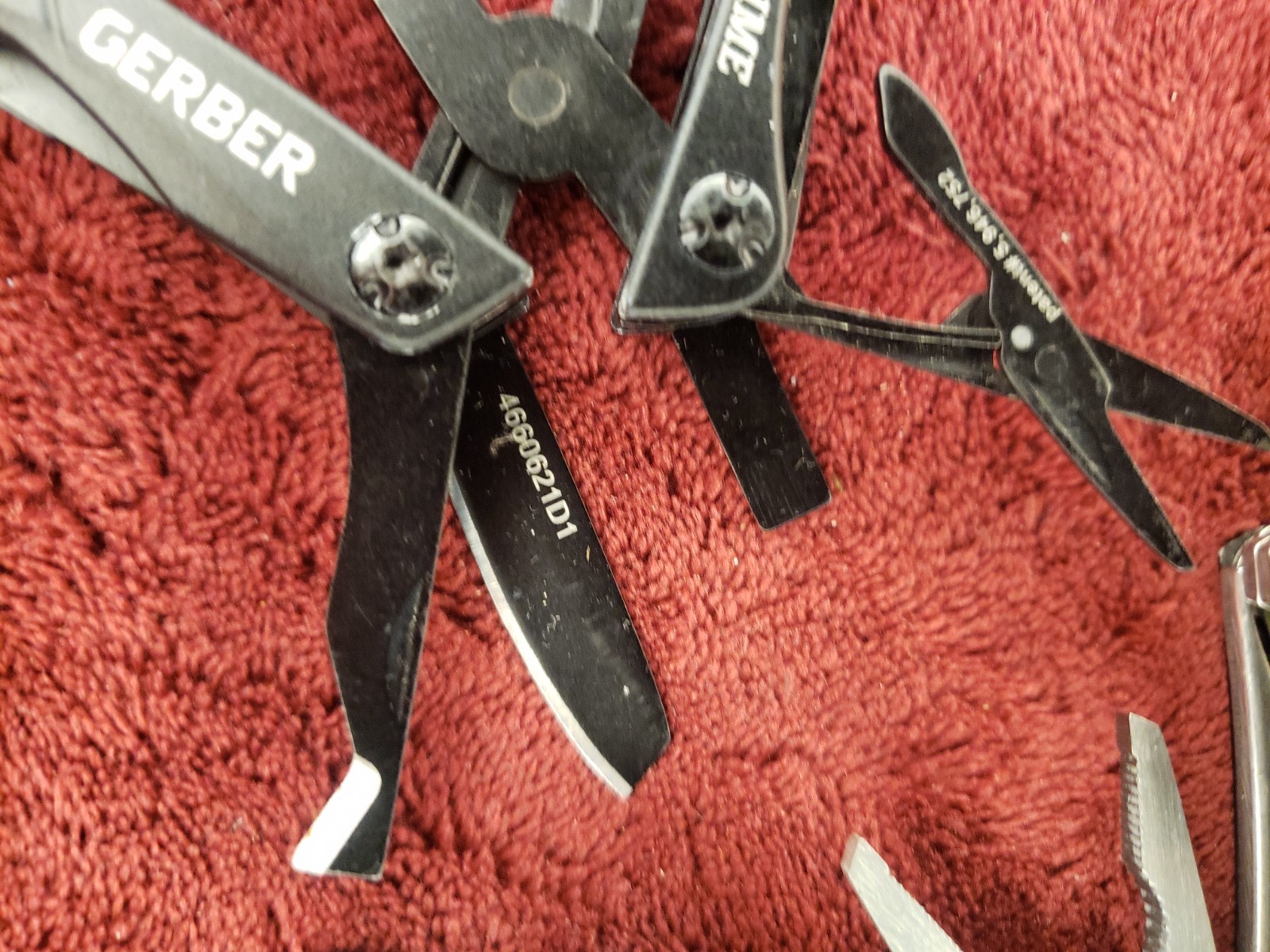 🔪🔪 Lot of 2 Gerber Multi Tool Dime multiplier Black & Red