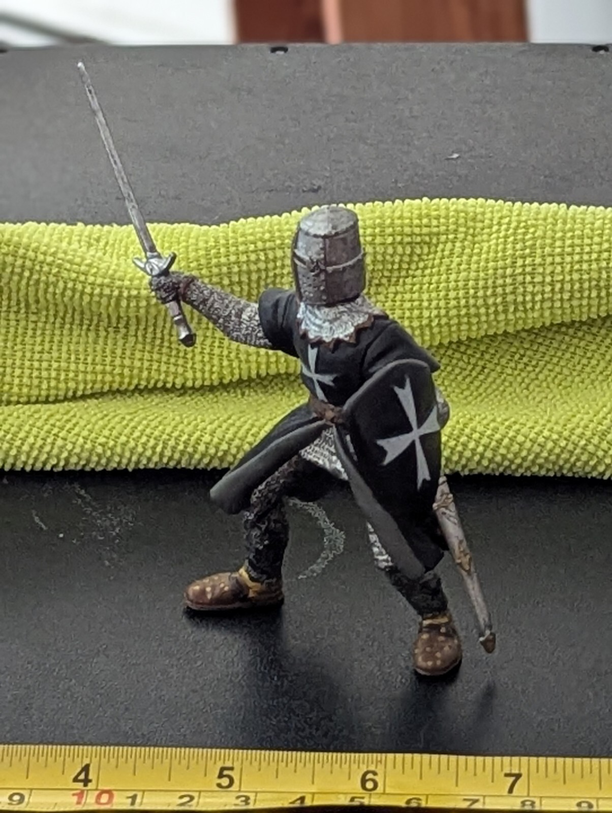 INTICING SCHLEICH WARRIOR MEDIEVAL W/ SHIELD & SWORD READY FOR BATTLE VG COLORS