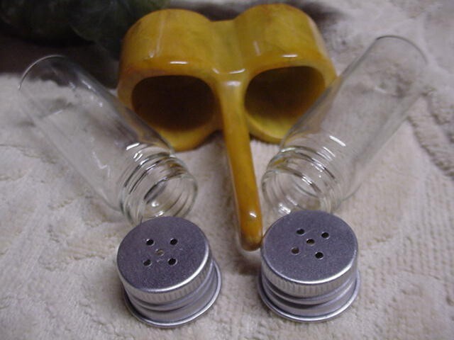 RARE Vintage SHINY BUTTERSCOTCH BAKELITE Salt/Pepper S&P HOLDER w/Shakers EXC.