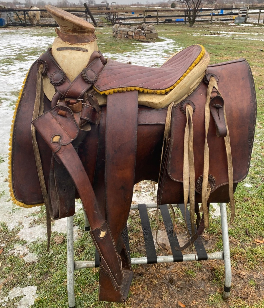 Vintage/Antique Galindo 14” Mexican vaquero saddle w/saddle bags, sword scabbard