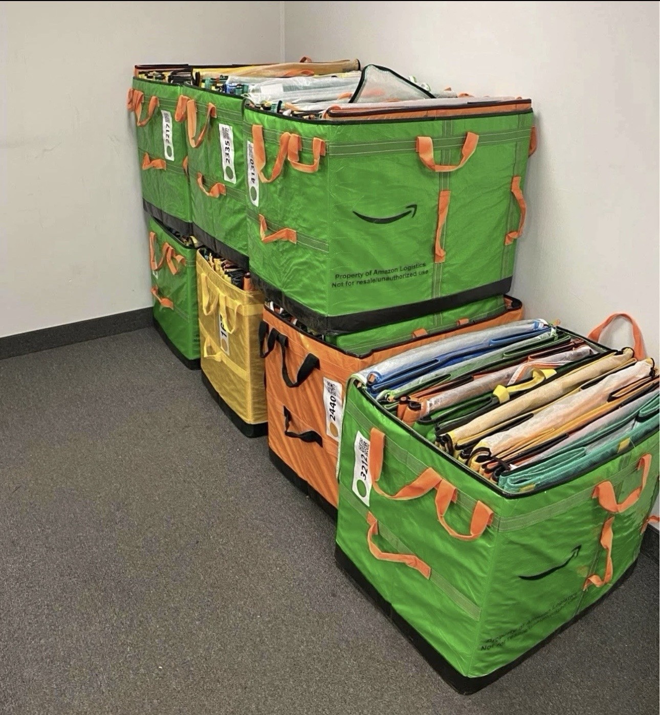 1 AMAZON COURIER  DELIVERY STORAGE TOTE BAG 28x23x20  BULK  (SHIPS SAME DAY)