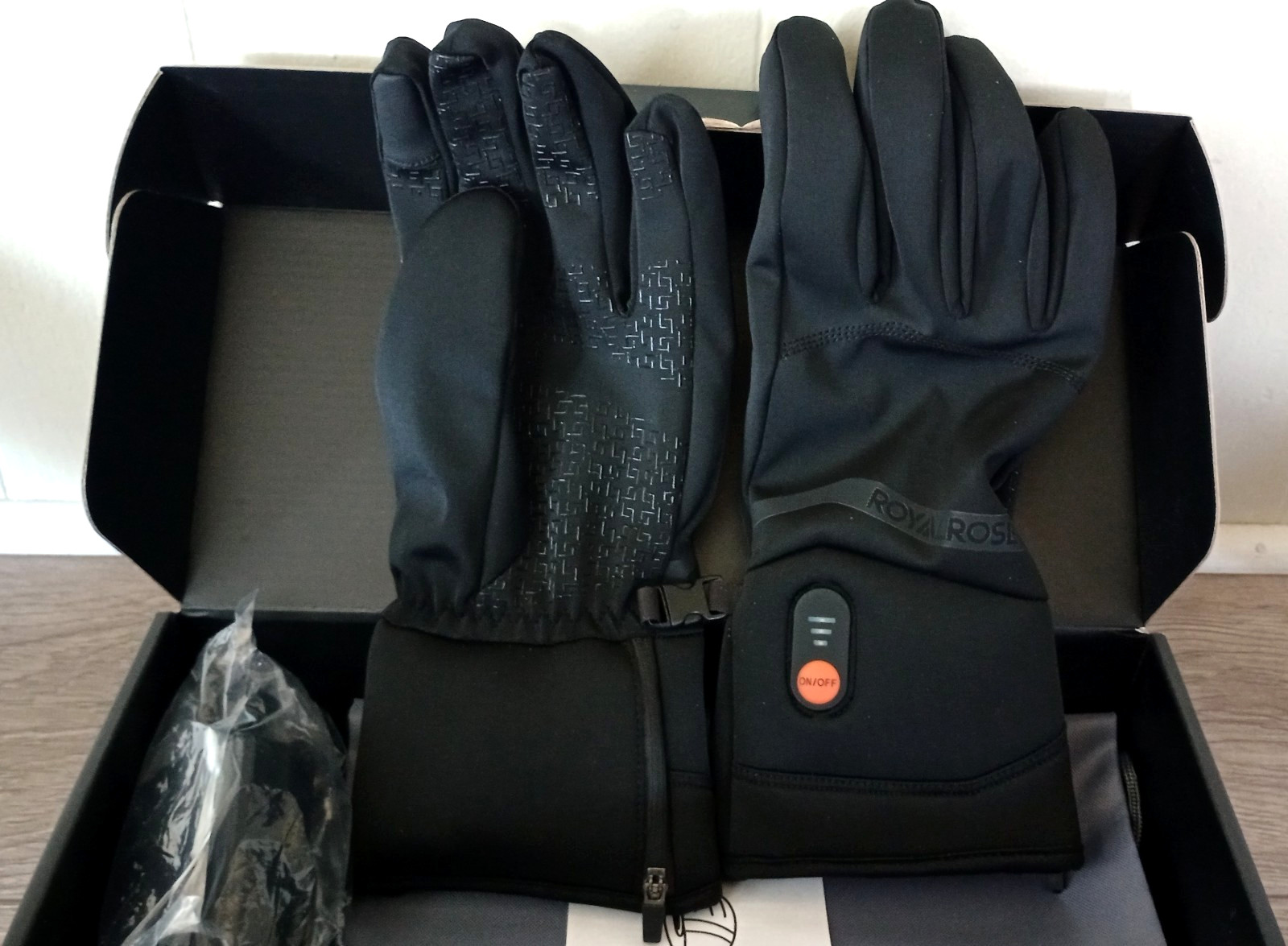 Royalrose Heated Gloves Liners for Men/Women Rechargeable Waterproof Size Med.