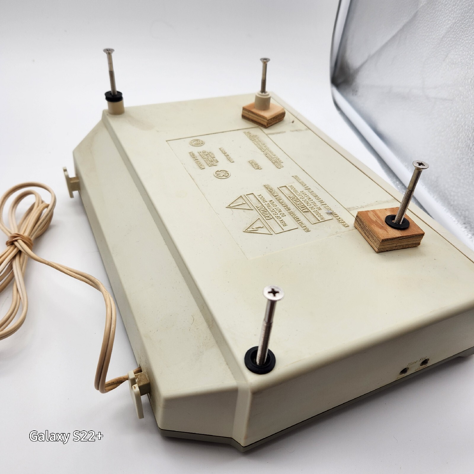 GE Spacemaker AM/FM Stereo Cassette Player Bass Boost #7-4275A has hardware