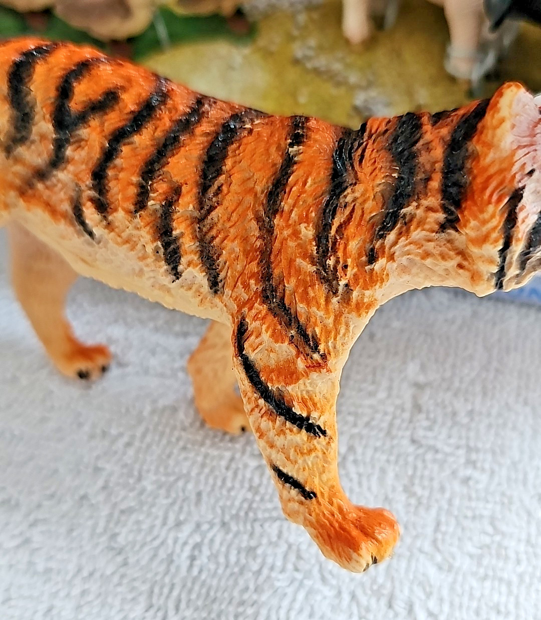 Schleich Scenery Pack Farm Animals + Chickens + Tiger + Leppard