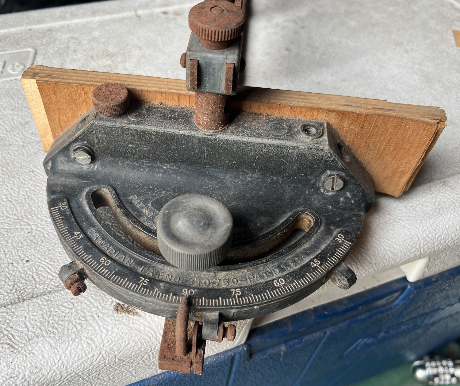 Rockwell Delta ? Auto-Set Miter Gauge with Hold Down Clamp for 3/4" x 3/8" Slot