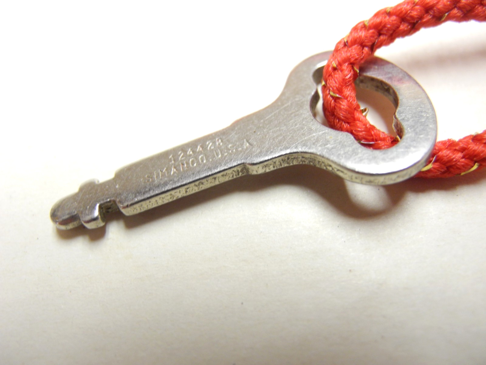 VINTAGE SINGER SEWING MACHINE ORIGINAL BENTWOOD CASE KEY, #124428, PERFECT SHAPE