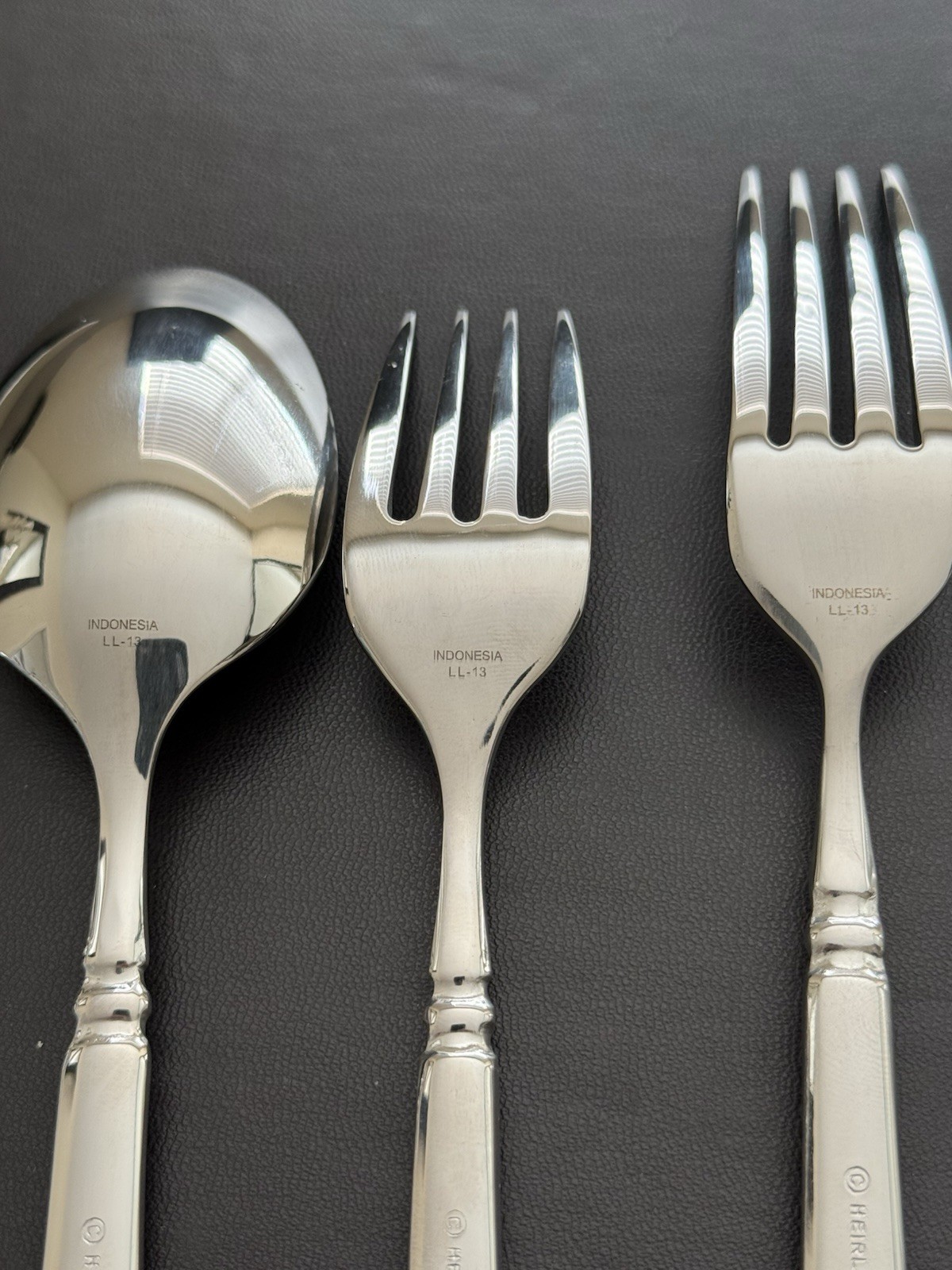 Oneida EASTON 18/10 Shiny Stainless Flatware 20 PC Set Service for 4 NEW IN BOX