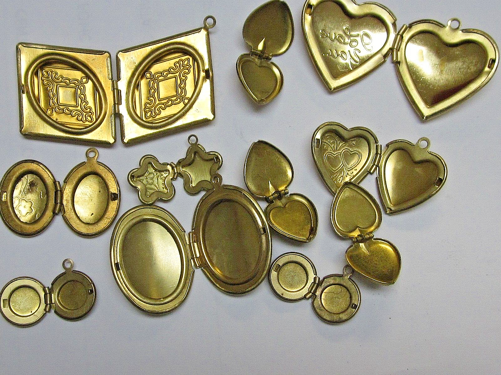 11 VTG MODERN LOCKETS HUGE LOT BRASS FINDINGS FLOWER HEARTS NOS PENDANTS CHARMS
