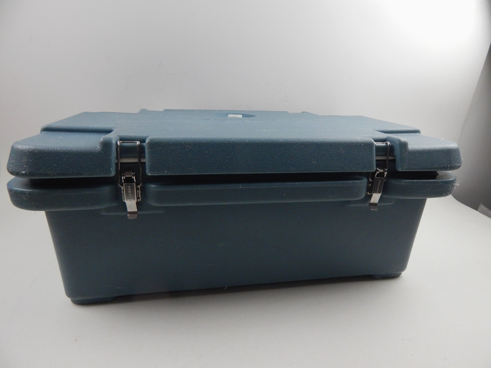 Cambro 160MPC Camcarrier Fits Full Sized Food Pans w/ Good Seal - Blue