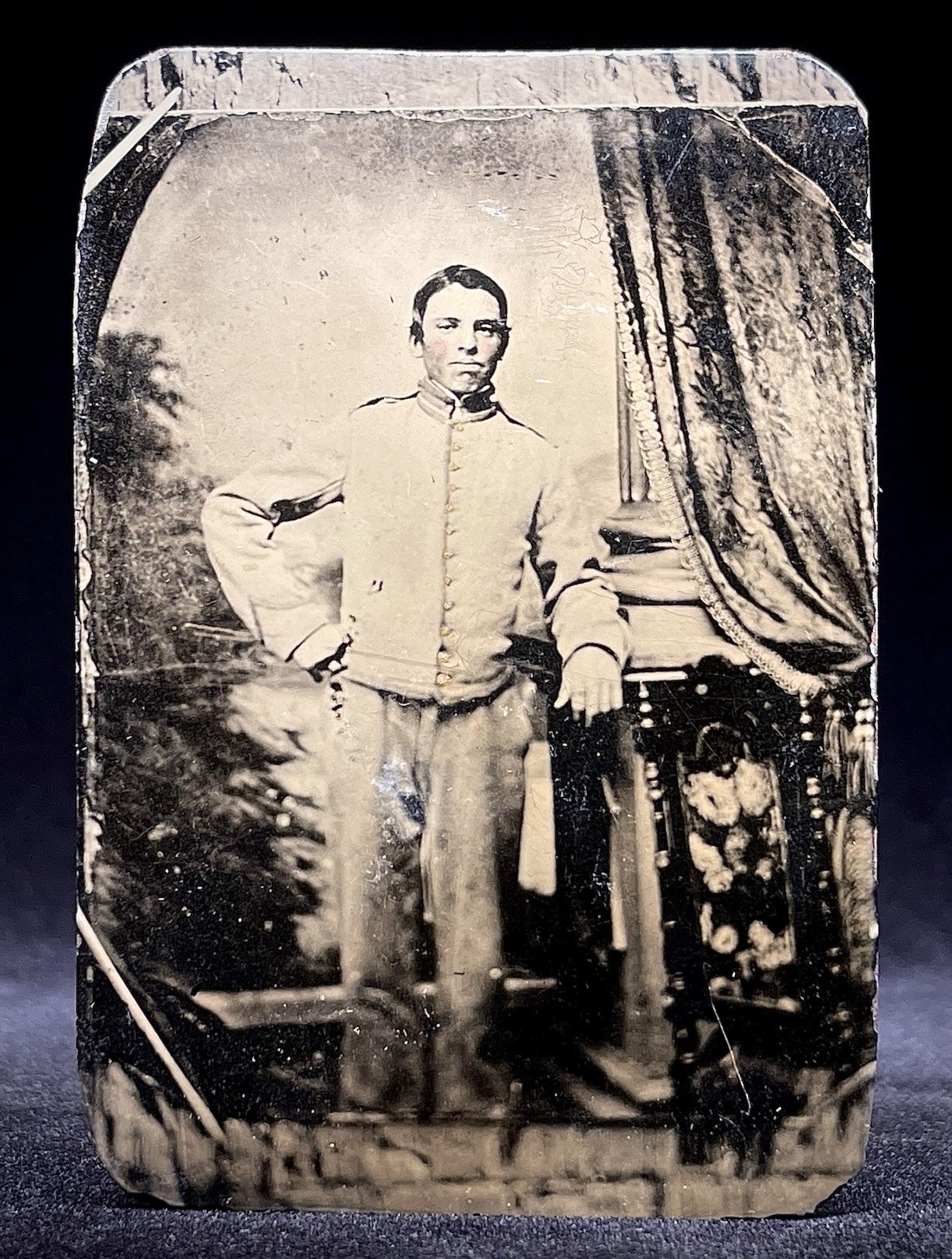 CIVIL WAR PERIOD TINTYPE - 1/6 PLATE SOLDIER IN VETERANS RESERVE CORP. UNIFORM