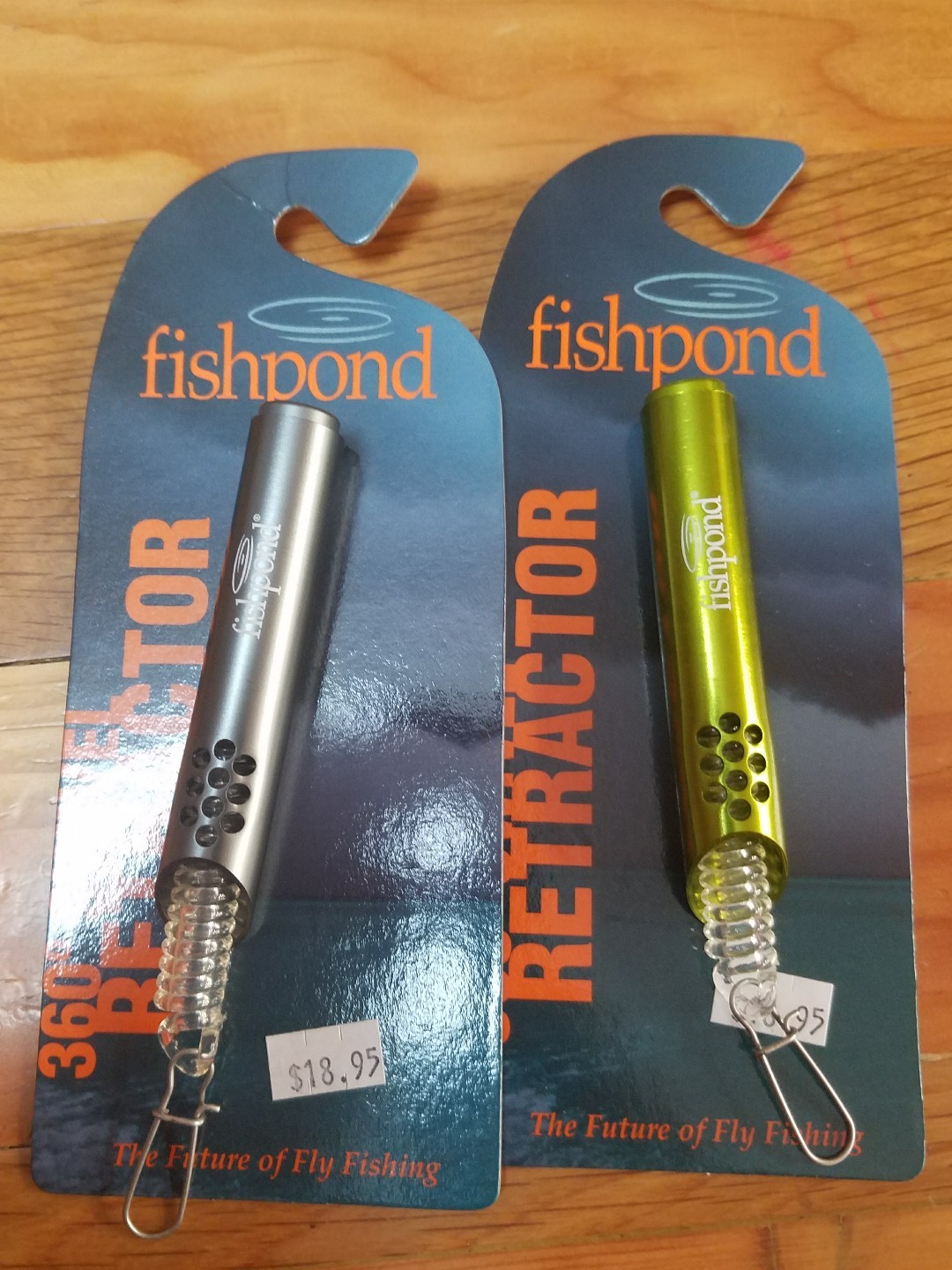 NEW FISHPOND 360 SWIVEL RETRACTOR GUNMETAL or Lycan available