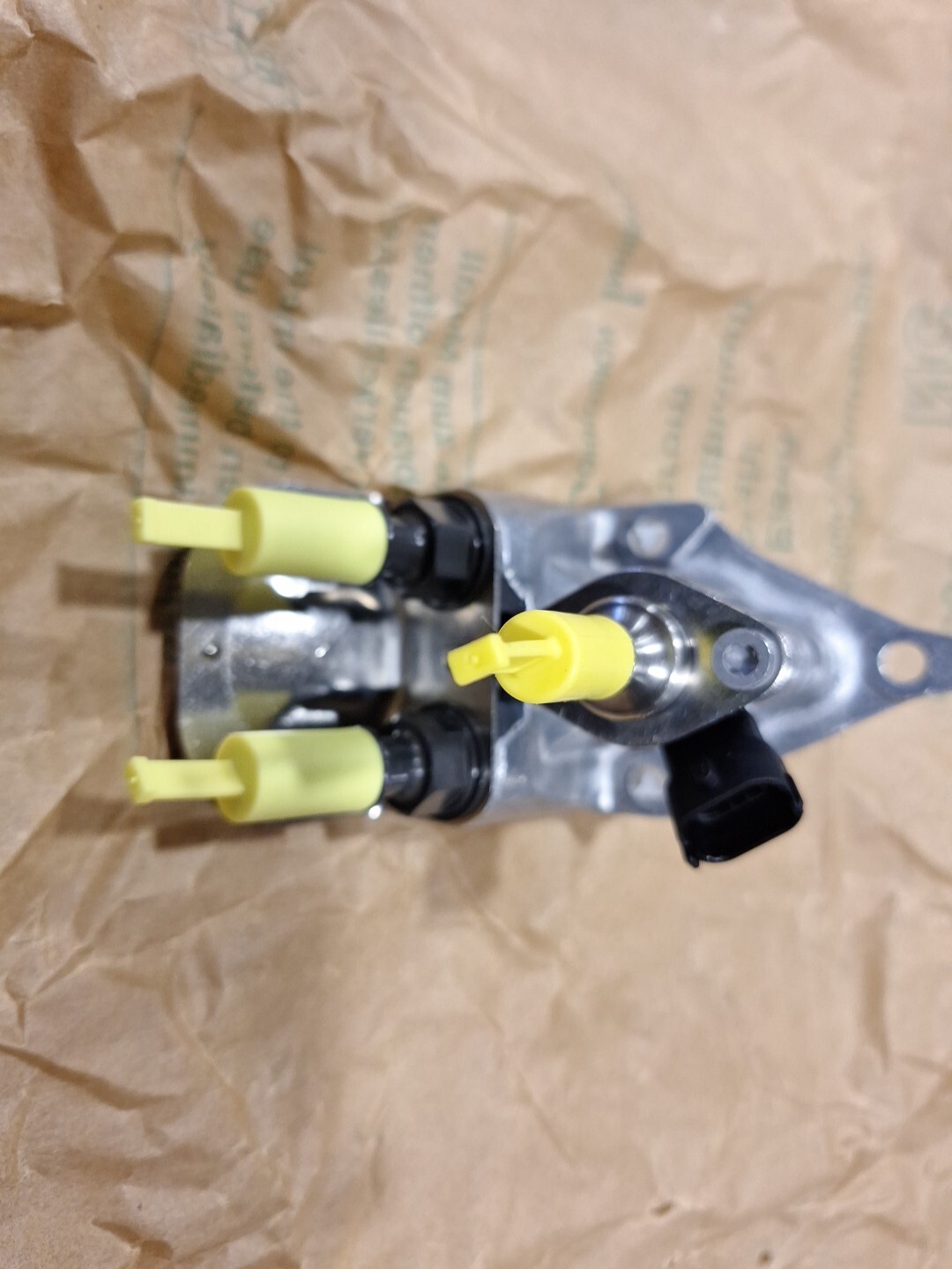 Paccar 1819798 PE. OEM doser injector - NEW - Cummins