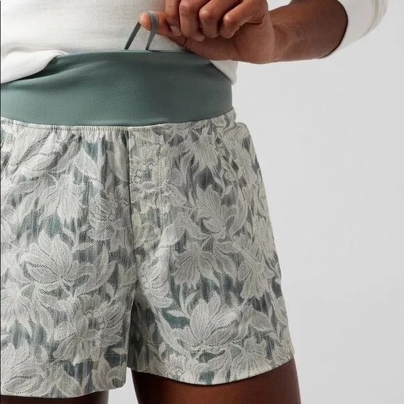 Athleta Trekkie North Short-Ethereal Bloom Magnolia White-Plus Size 22-NWT