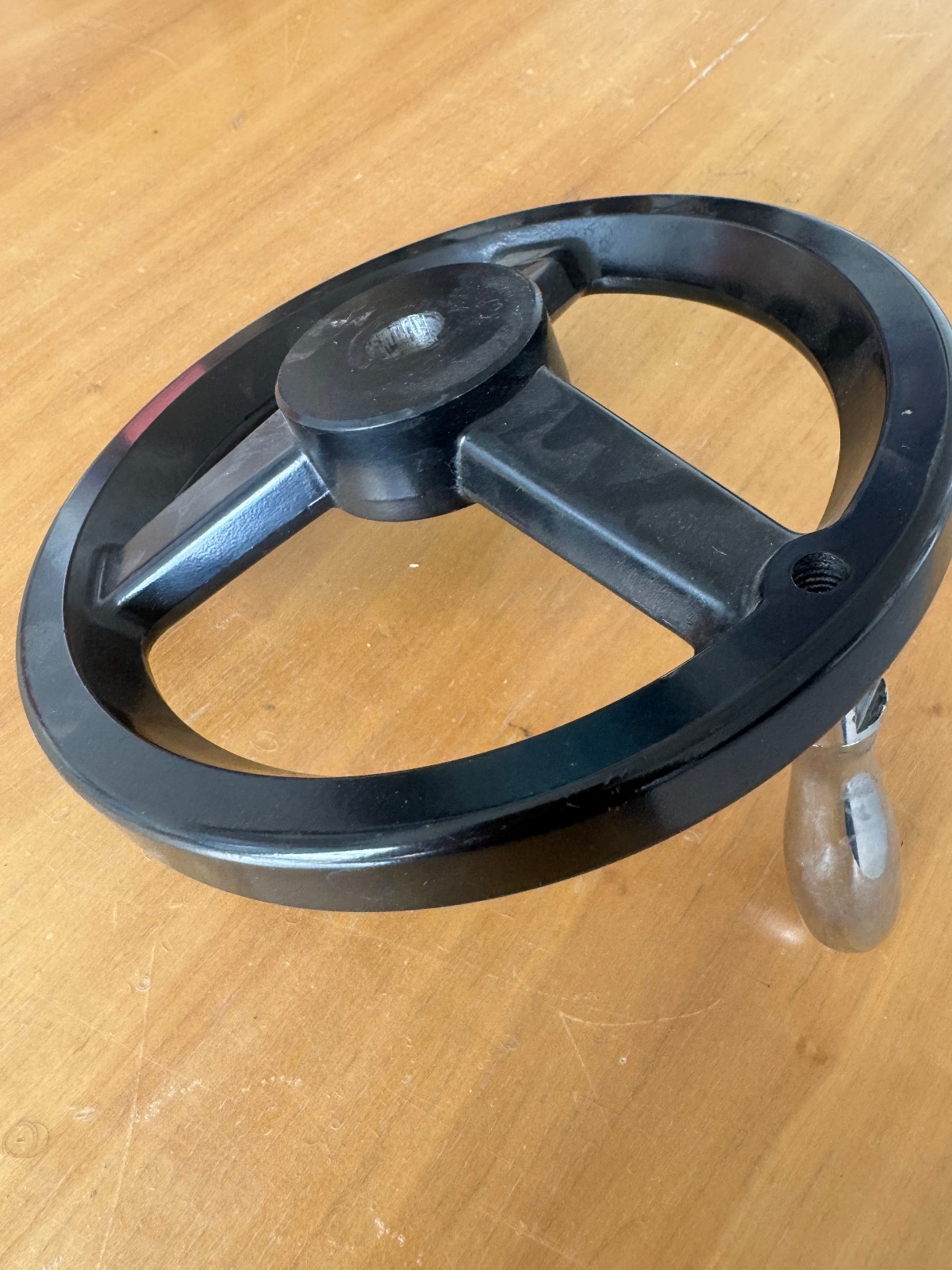 8" aluminum handwheel for 5/8" shaft, 4" swivel handle