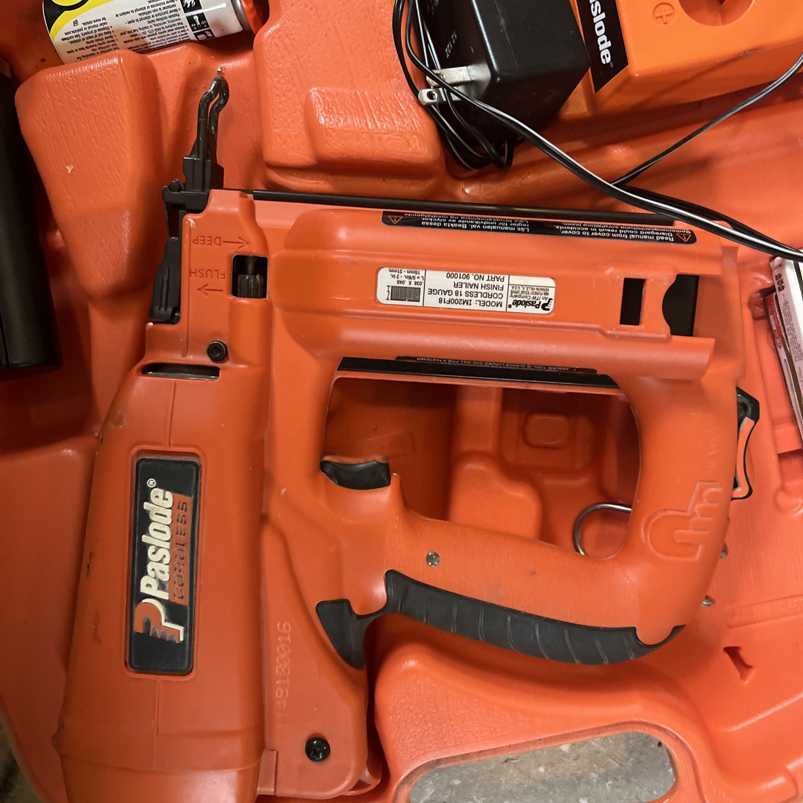 Paslode Cordless 18 Gauge Brad Nailer Kit w/ Case Battery Charger