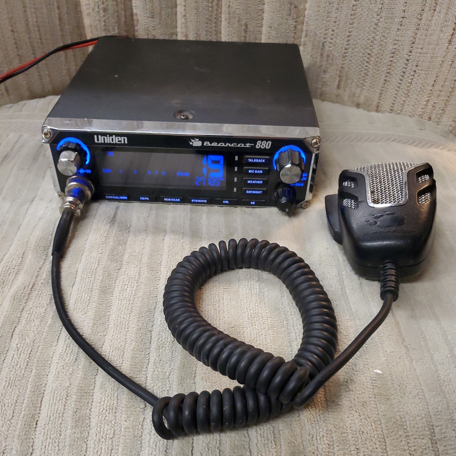 Uniden Bearcat 880 CB Radio With Microphone and Power Cord