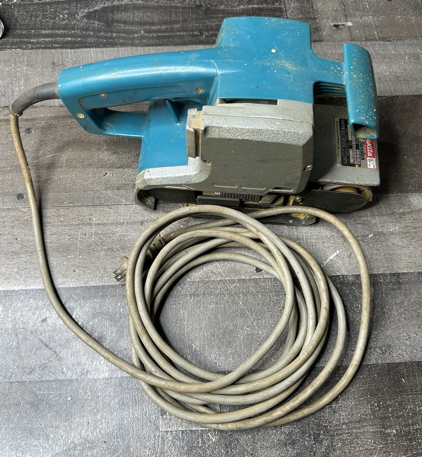 TESTED WORKING MAKITA 9900B 7.8A 3" X 21" BELT SANDER W/ VACUUM ATTACHMENT