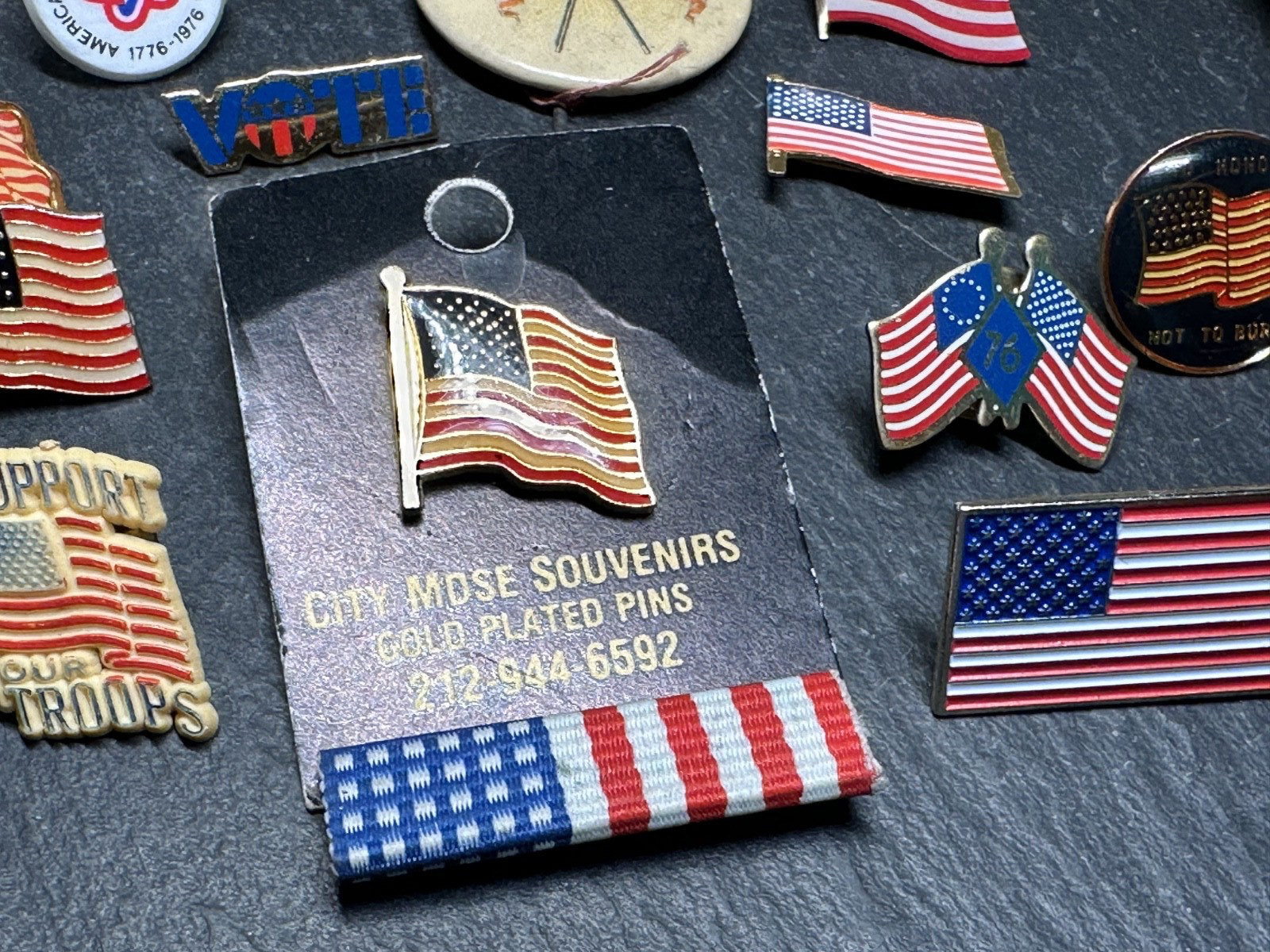 LOT OF 35+ VINTAGE USA PATRIOTIC PINS : FLAGS, VETERANS, '76, MORE I127