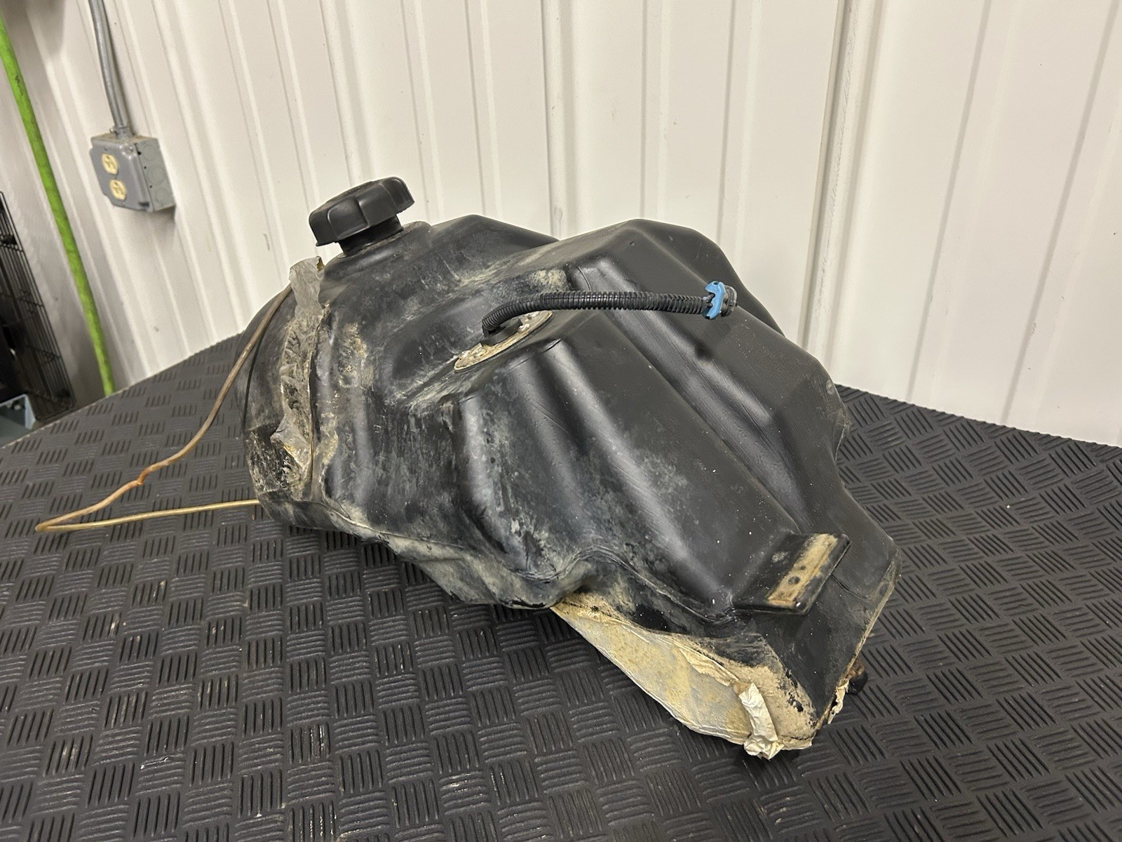2005 Polaris Sportsman 500 HO used Gas Tank 2520403