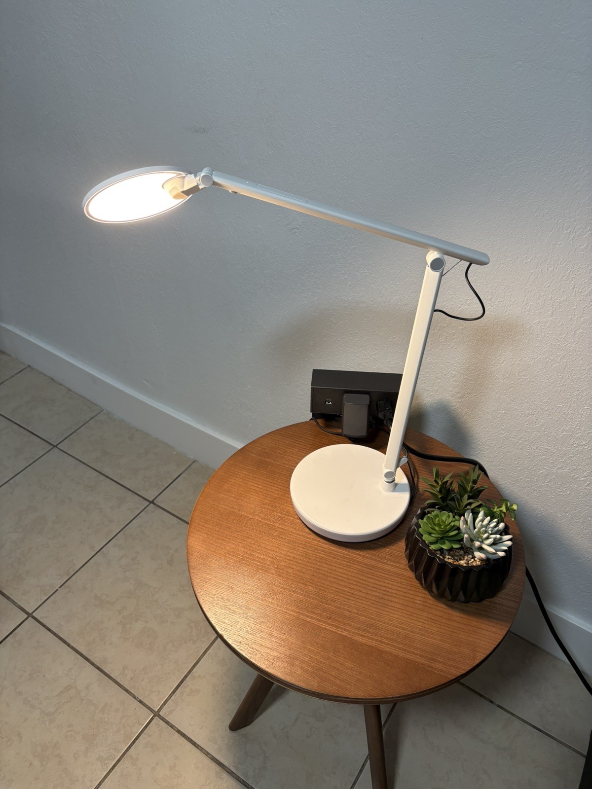 humanscale nova.LED task loght.Arctic white.Desktop tech base dual USB port. New