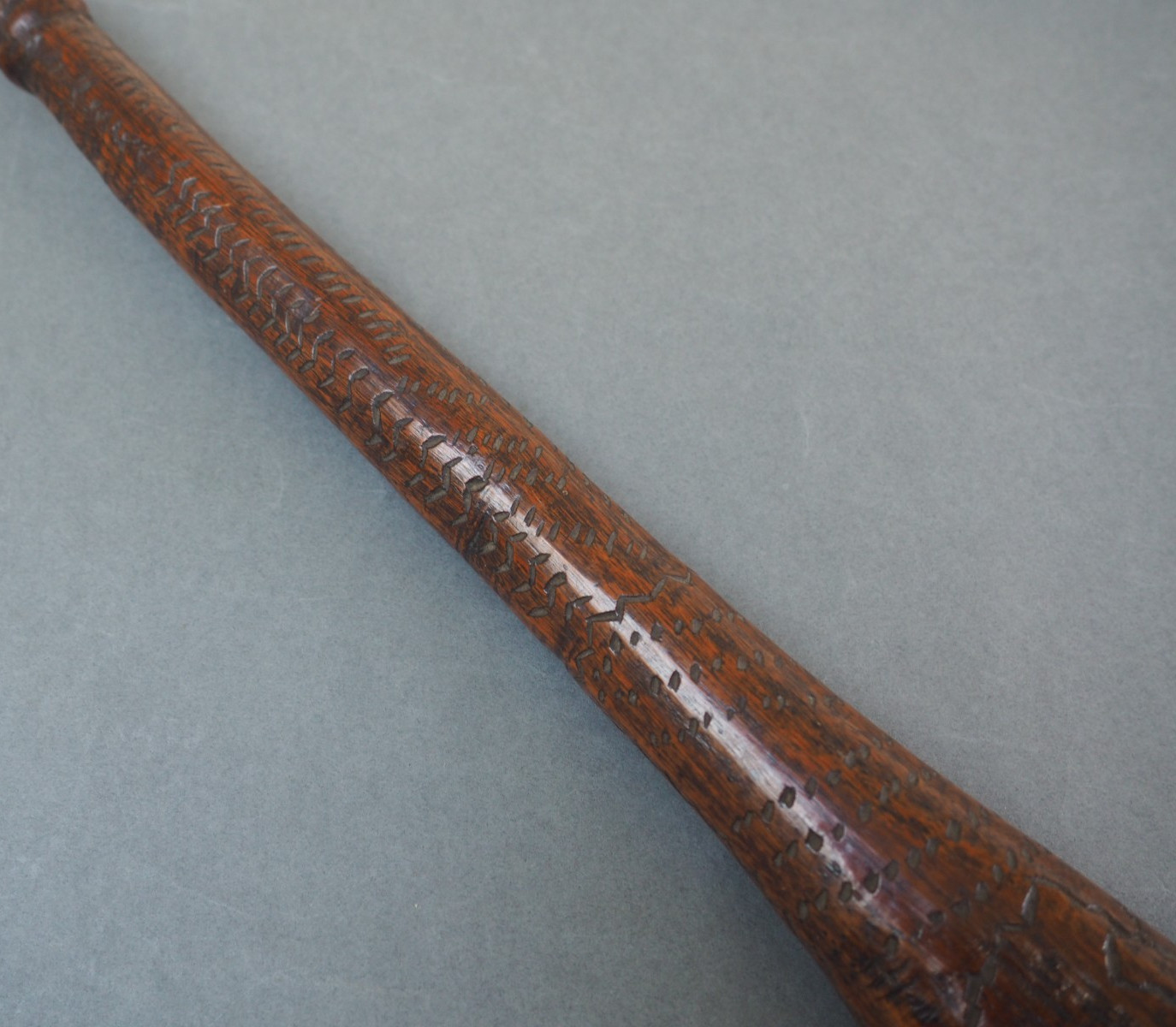 FINE ANTIQUE AUSTRALIAN ABORIGINAL TRIBAL ART CARVED WOODEN NULLA NULLA LEANGLE